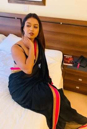 Geetika a housewife escort in Mayur Vihar, East Delhi (2)
