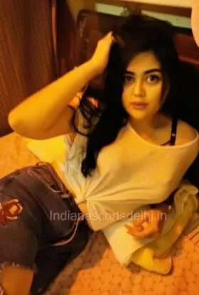 Nisha is a young Delhi escorts in Model Town (1)