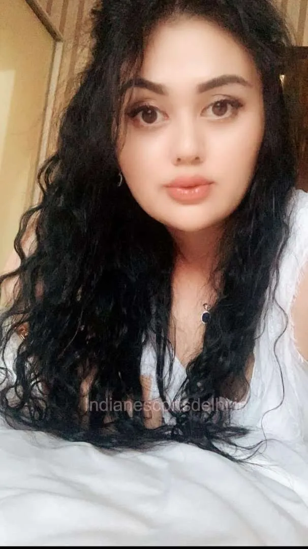 Nisha is a young Delhi escorts in Model Town (3)