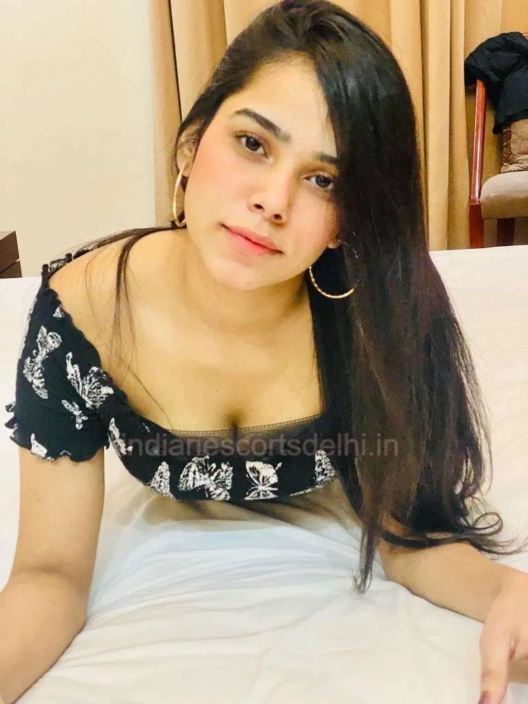 Alisha a sexy young Punjabi escort in Delhi NCR (4)