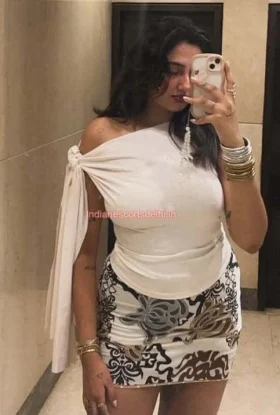 Naira - Busty escort in Noida Delhi NCR (1)