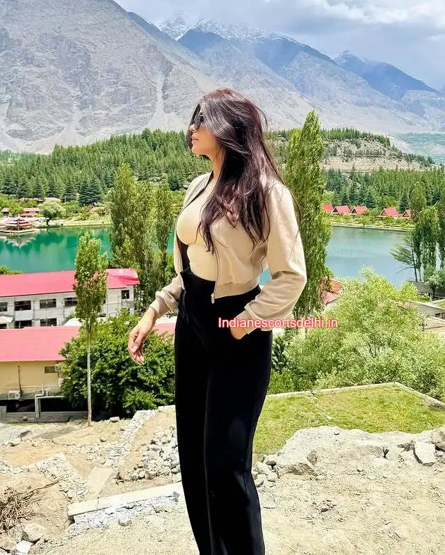 Megha Delhi escorts girl offer call girl service in Aerocity (2)