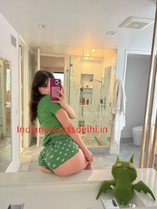 Lesya busty escort in Delhi near JW Marriott Hotel New Delhi Aerocity (2)